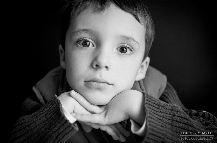 portrait d'enfant sur fonds noir