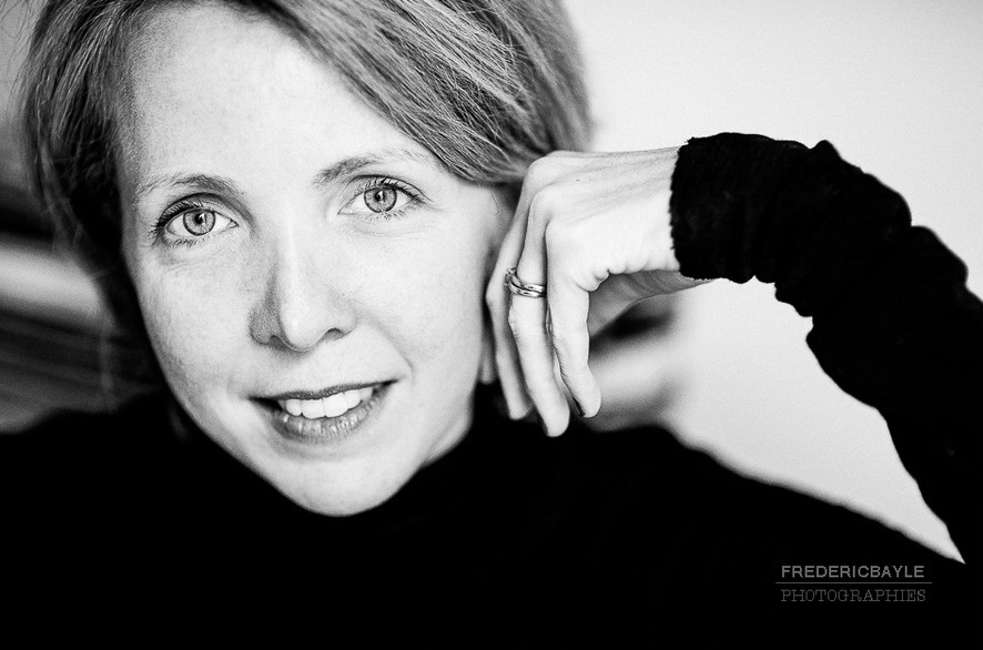 portrait de femme en noir et blanc