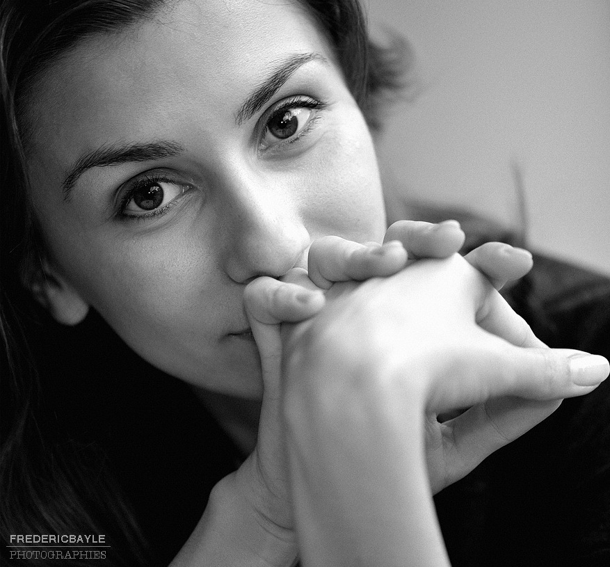 portrait mélancolique d'une belle jeune fille