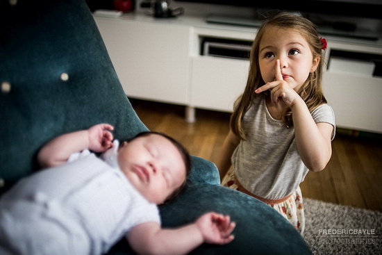 le bébé avec sa grande soeur