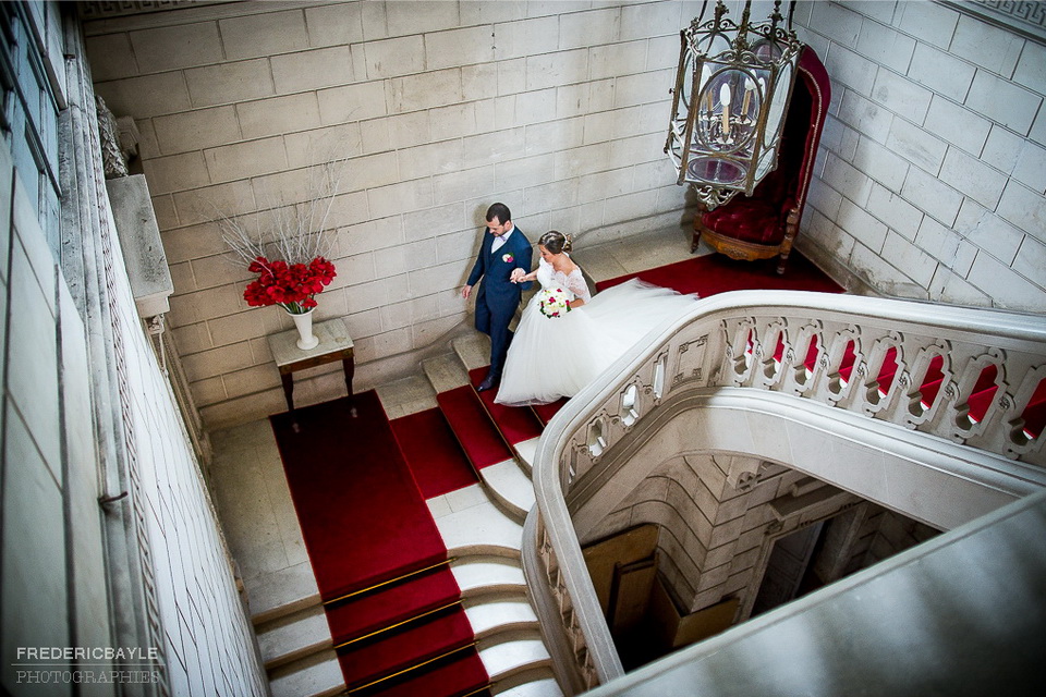 les mariés descendent les escaliers de la mairie