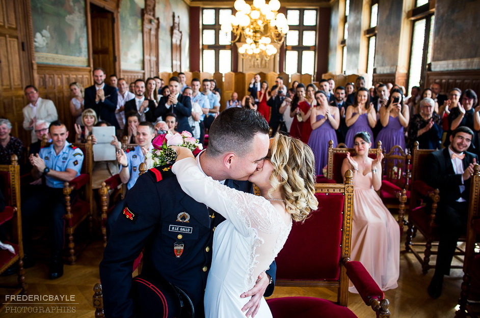 le baiser des mariés après la cérémonie civile dans la salle des mariages