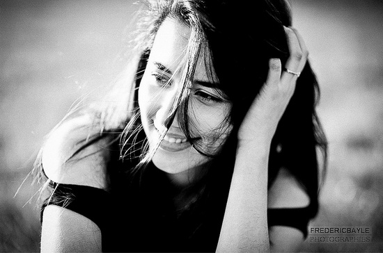 portrait de jeune femme la main dans les cheveux eten noir et blanc