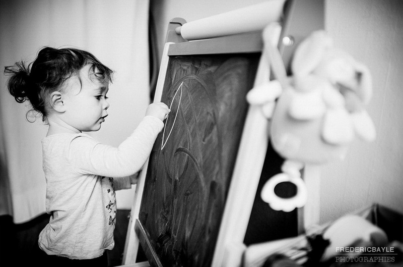 jeune fille écrivant sur un tableau 