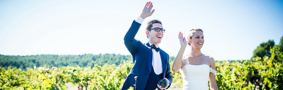 les mariés dans le champ de vigne de la tour vaucros à Sorgues