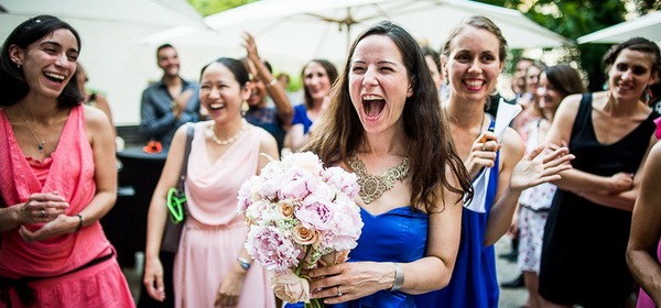 lancé du bouquet de mariage durant le vin d'honneur