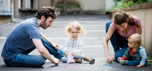 scène de vie de famille pour la page tarifs famille