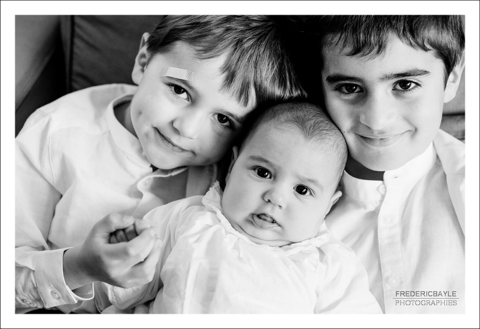 bébé et ses frères pour cette séance photos avec bébé