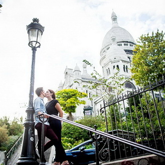 photo de couple au sacré coeur à Paris Montmartre