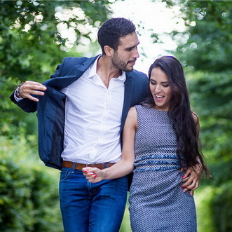 beau couple s'aimant durant une séance photo love session