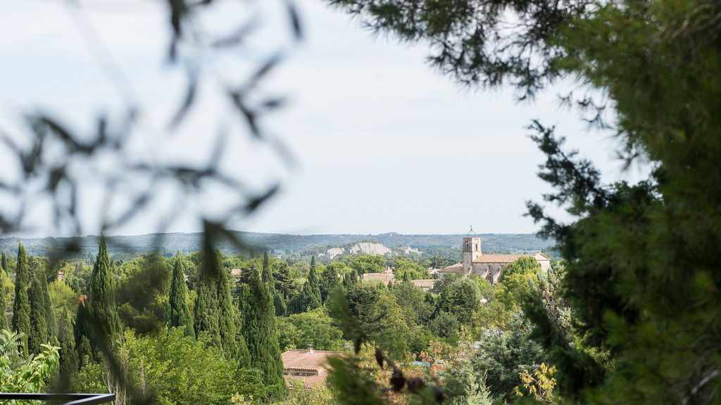 vue sur le massif des Alpilles en Provence et sur le clocher de l'église de Maussane-les-Alpilless