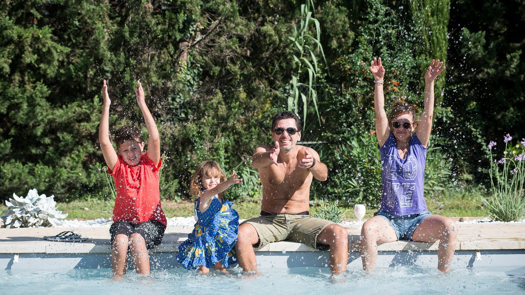 famille s'amusant dans la piscine de sa maison de Aix-En-Provence
