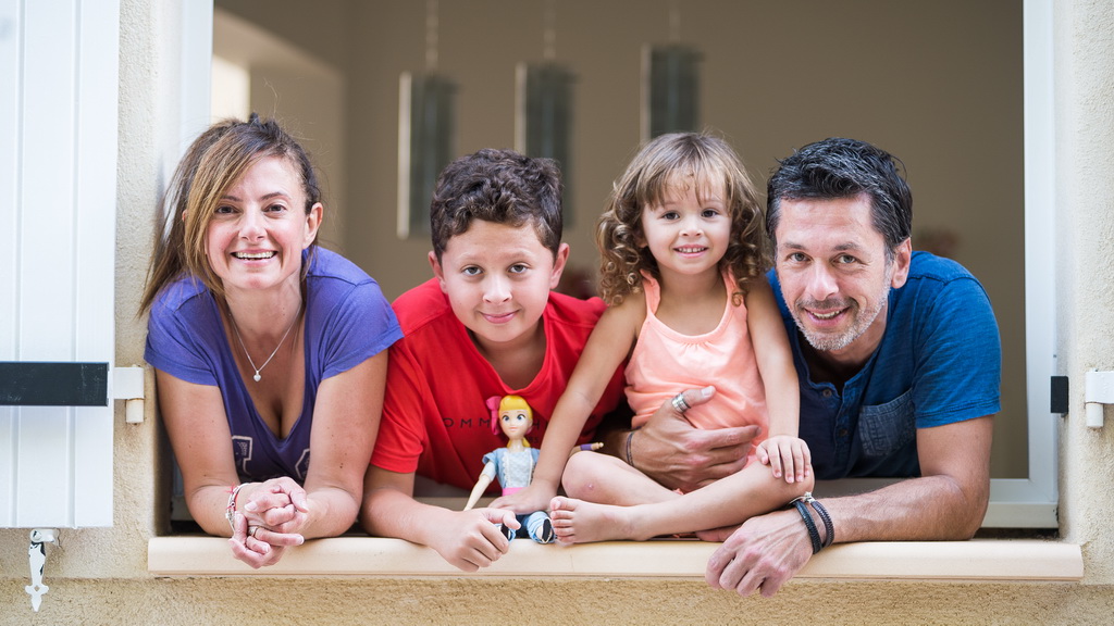 photo de famille à la fenêtre de sa maison de Aix-En-Provence