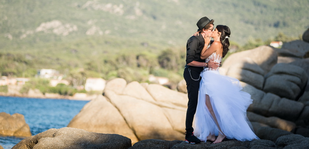 photos de couple au bord de la mer, sur les rochers du Domaine Lagnonu en Corse