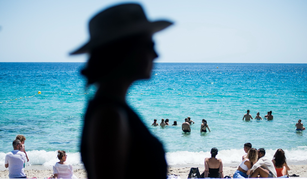 Ombre passant devant la plage du domaine lagnonu lors d'un mariage en corse