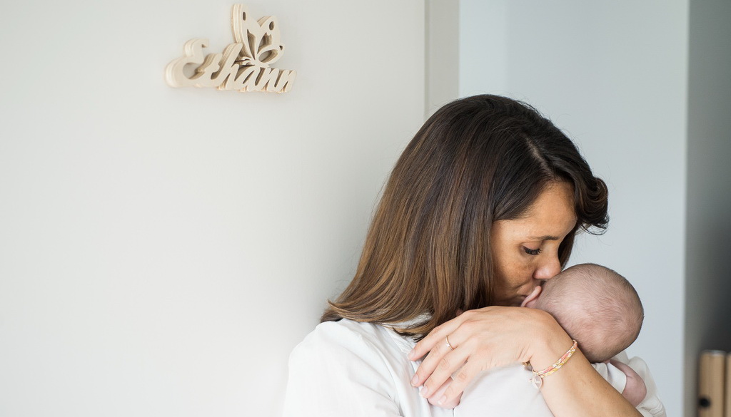 calin de maman avec son bébé à Grans, Provence