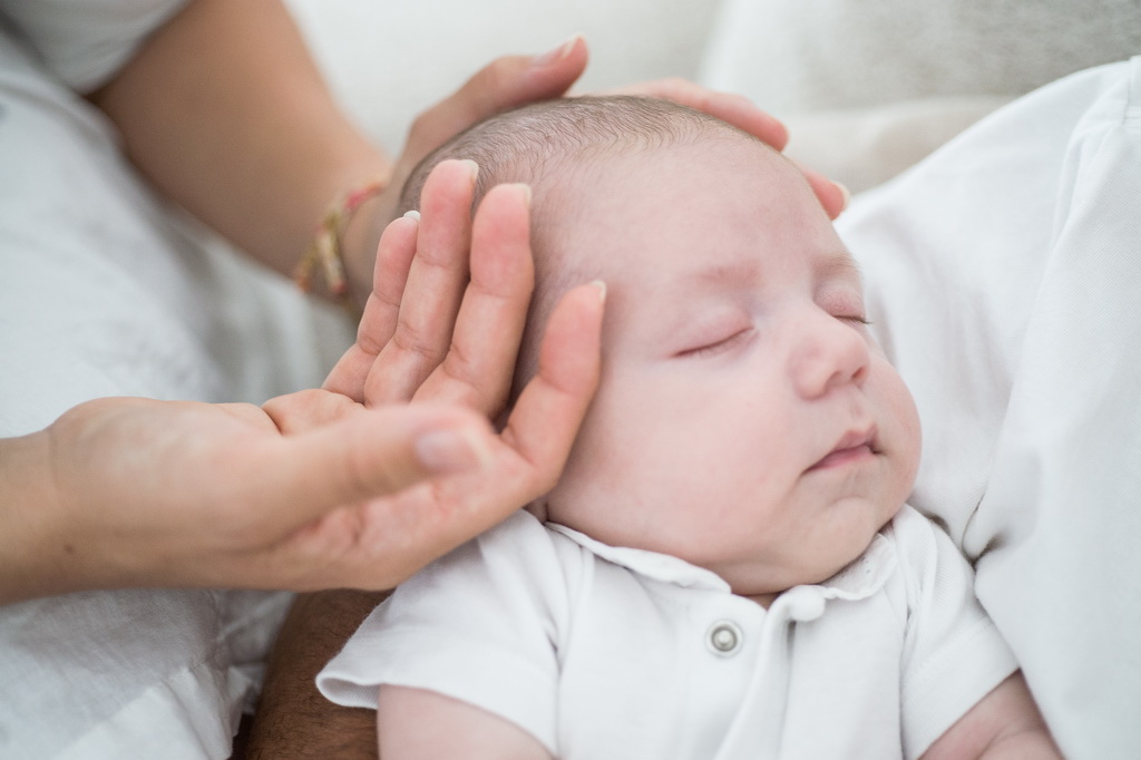 caresse de maman sur le visage d son bébé