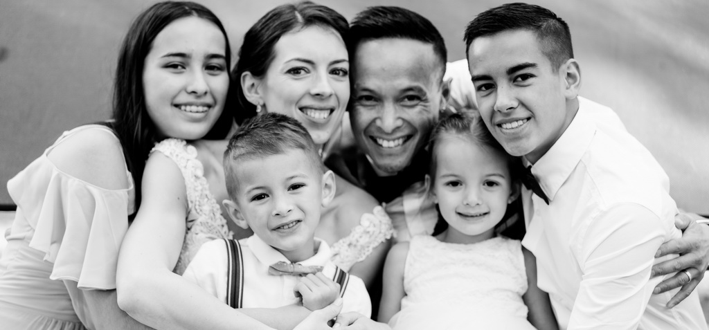 photo de famille en plan serré et en noir et blanc