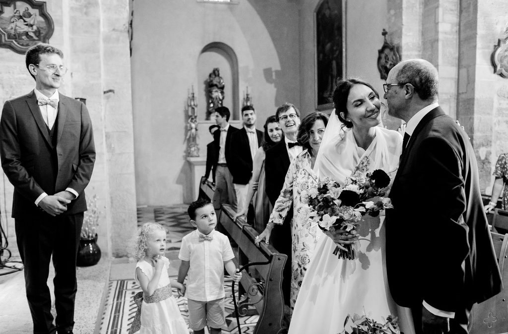 moment fort du mariage avec l'entrée de la mariée au bras de son père à l'entrée dans l'église