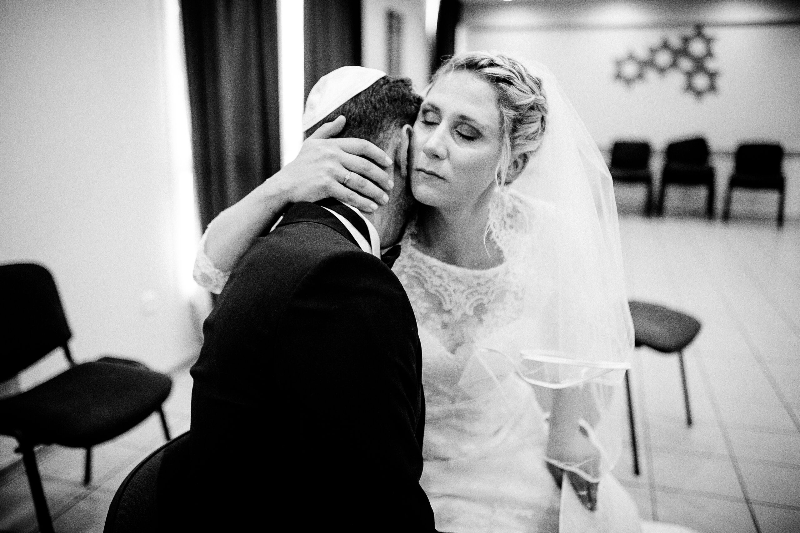 photo des mariés durant un mariage où ils sont seul à seul.