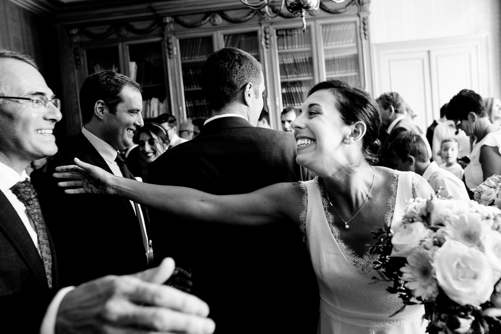 Mariée après la cérémonie civile qui embrasse son père
